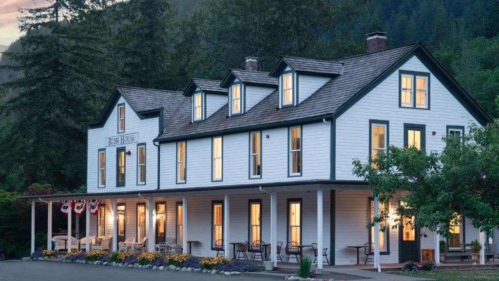 Where to Stay Near Eagle Falls