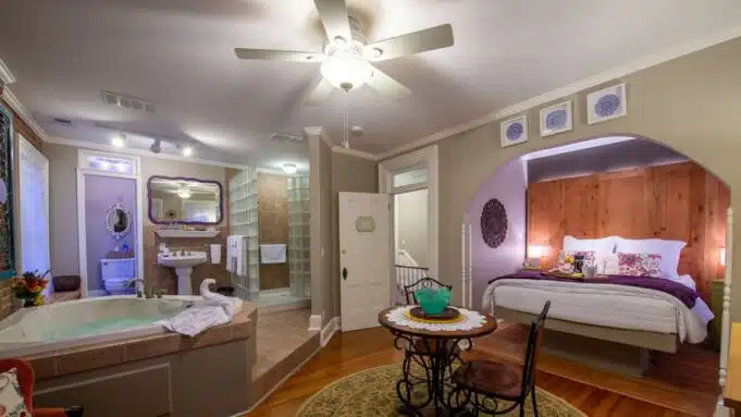 Hotels with Jacuzzi in Room Kansas City