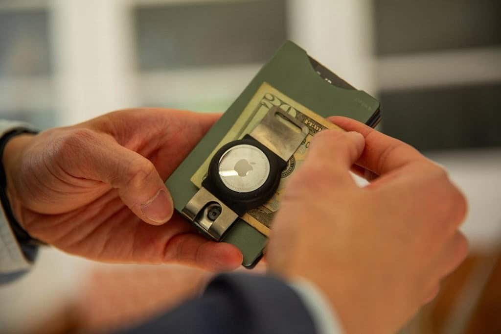 The Essentials for a Minimalistic Wallet