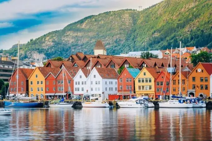 Tourists Choose A Billig Leiebil I Bergen
