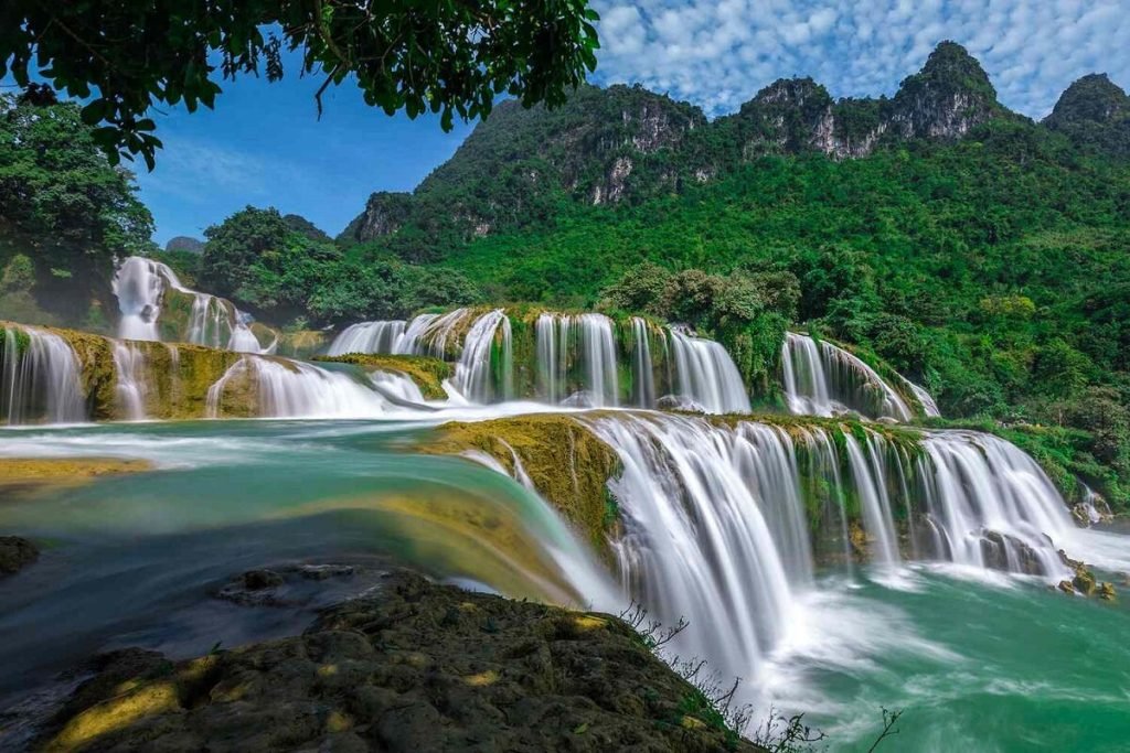 Top 30 Biggest Waterfalls in the World [Longest, Tallest, and Most Volume]