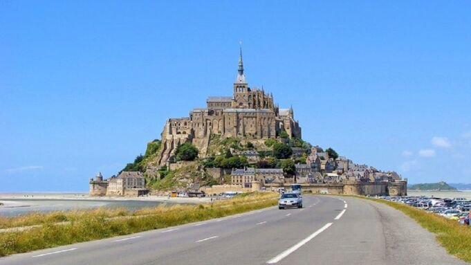 Tour from the Eiffel Tower to Mont Saint Michel